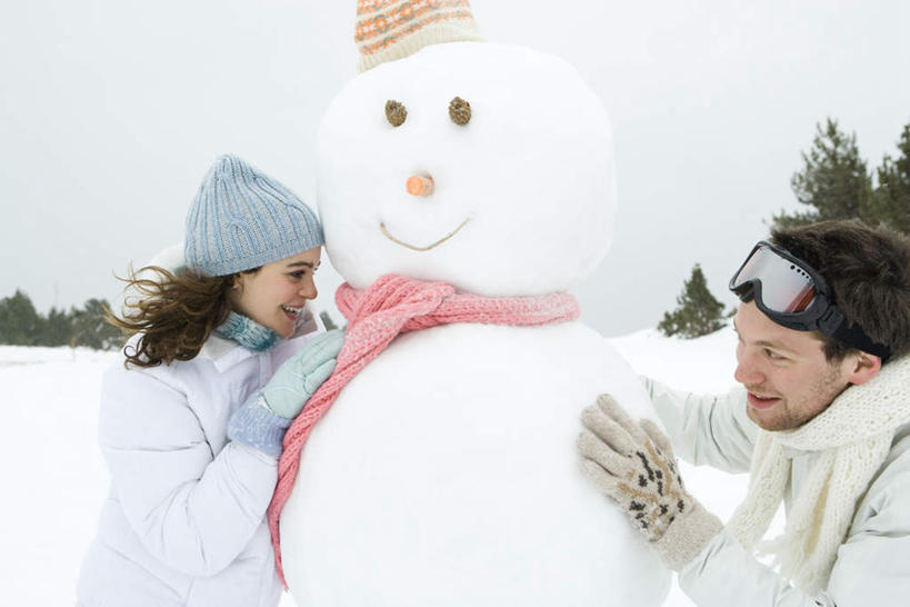 西方人,两个人,夫妻,站,笑,摸,微笑,露齿笑,横图,室外,白天,正面,爱情,游戏,雪,植物,大雪,帽子,欧洲,欧洲人,积雪,雪景,雪人,冬天,浪漫,玩,依靠,注视,娱乐,相视,树,树木,一个,衣服,蓝色,绿色,蓝天,天空,自然,手套,围巾,天,站着,休闲,面对面,恩爱,恋人,生长,单个,成长,羽绒服,对视,相对,相看,男人,男性,年轻男性,年轻女性,女人,女性,白种人,情侣,触摸,接触,玩耍,嬉戏,站立,半身,彩图,伴侣