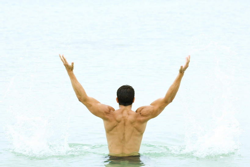 西方人,肌肉,健壮,一个人,举,横图,室外,白天,锻炼,性感,运动,水,欧洲,欧洲人,仅一个男性,仅一个人,波纹,清澈,透明,液体,气泡,水池,水滴,涟漪,漩涡,水泡,水珠,仅一个年轻男性,背面,水纹,泡泡,托,享受,休闲,健康,圆弧,勇敢,体育,男人,男性,年轻男性,白种人,举起,举手,举着,向上举,向上伸,向上托,半身,彩图,健身