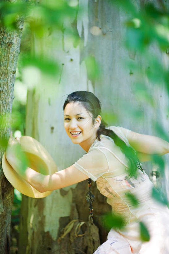 东方人,头发,一个人,笑,微笑,露齿笑,竖图,俯视,室外,白天,裙子,草地,草坪,树林,植物,帽子,项链,亚洲,仅一个年轻女性,仅一个女性,仅一个人,弯腰,握,阴影,连衣裙,光线,草帽,影子,拿,拎,拿着,注视,黄种人,挂件,草,树,树木,绿色,阳光,自然,首饰,看,握着,生长,晴朗,成长,半身裙,吊带裙,种族,年轻女性,女人,女性,亚洲人,抬头,仰头,半身,彩图,高角度拍摄,拎着