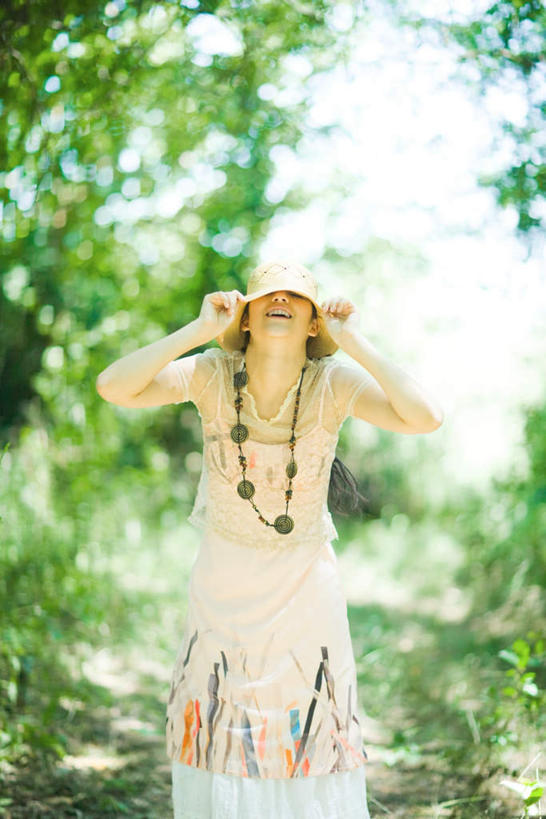 东方人,头发,一个人,笑,微笑,露齿笑,竖图,室外,白天,正面,裙子,草地,草坪,树林,植物,帽子,项链,亚洲,仅一个年轻女性,仅一个女性,仅一个人,握,阴影,连衣裙,光线,草帽,影子,拿,拿着,注视,黄种人,挂件,草,树,树木,绿色,阳光,自然,首饰,看,握着,生长,晴朗,成长,半身裙,吊带裙,种族,年轻女性,女人,女性,亚洲人,抬头,仰头,半身,彩图