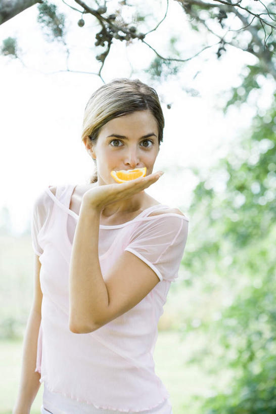 手,捧,笑,微笑,露齿笑,竖图,室外,白天,正面,草地,草坪,森林,树林,植物,柑橘,切开,阴影,光线,背心,影子,闻,草,树,树木,绿色,阳光,自然,看,切,享受,休闲,手部,放松,生长,晴朗,成长,轻松,甜橙,闲适,悠闲,剖面,切面,橘子,桔子,橙子,橙,端,端着,捧着,手捧,半身,彩图