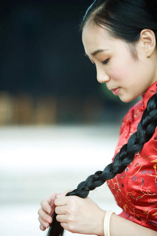 东方人,一个人,竖图,室外,白天,亚洲,仅一个年轻女性,仅一个女性,仅一个人,梳妆,长廊,走道,走廊,过道,注视,黄种人,弄堂,背面,红色,低头,观察,看,辫子,凝视,查看,麻花辫,扎,注意,关注,年轻女性,女人,女性,亚洲人,彩图,全身,传统服装,打扮,传统文化