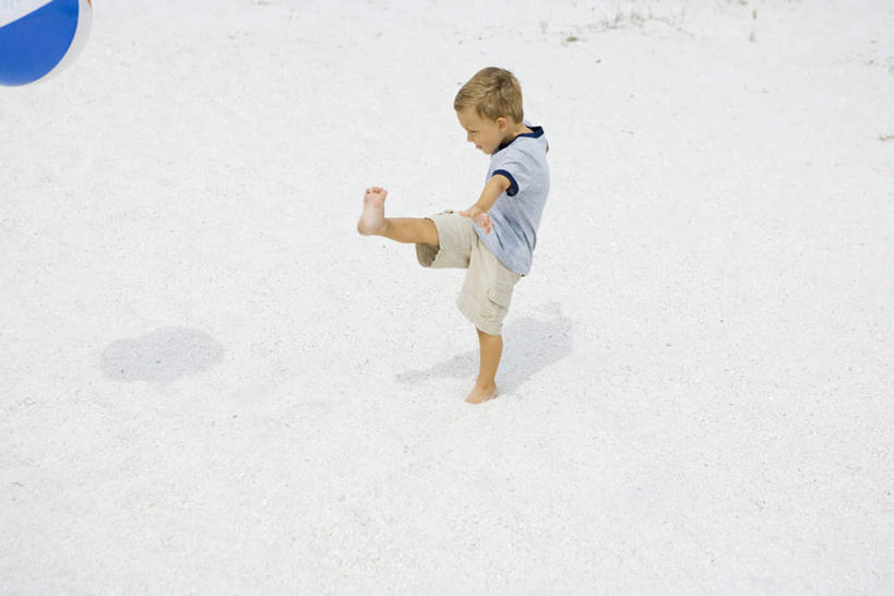 西方人,儿童,一个人,站,横图,俯视,室外,白天,游戏,纯洁,沙滩,欧洲,欧洲人,仅一个男性,仅一个人,踢,阴影,短裤,光线,沙子,影子,海岸,沙地,玩,T恤,娱乐,彩球,球,小孩,阳光,气球,沙滩球,站着,仅一个小孩,休闲,短袖,可爱,童年,童趣,童真,烂漫,无邪,天真,男孩,男人,男性,白种人,孩子,海滩,玩耍,嬉戏,彩图,高角度拍摄,全身,男生