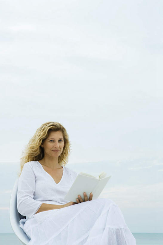 西方人,腿部,脚,脚趾,脚后跟,脚背,踝,腿,一个人,捧,竖图,室外,白天,正面,裙子,看书,阅读,海浪,海洋,沙滩,书籍,椅子,欧洲,欧洲人,仅一个年轻女性,仅一个女性,仅一个人,握,学习,连衣裙,沙子,海岸,浪花,水平线,云,云朵,辽阔,海平线,沙地,拿,云彩,拿着,白云,天空,海水,书本,天,看,广阔,读书,浏览,握着,半身裙,吊带裙,一望无际,海景,无边无际,一马平川,年轻女性,女人,女性,白种人,长发,书,图书,大海,海,海水的波动,海滩,捧着,手捧,半身,彩图,水天相接,水天一线