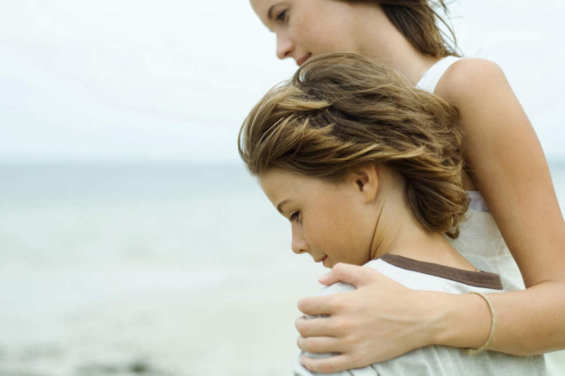 西方人,儿童,两个人,家庭,站,抱,笑,微笑,横图,室外,白天,侧面,海洋,沙滩,欧洲,欧洲人,朦胧,模糊,沙子,海岸,水平线,云,云朵,辽阔,海平线,沙地,云彩,注视,休闲装,小孩,白云,天空,海水,天,观察,看,站着,休闲,广阔,温暖,温馨,姐弟,一家人,休闲服,抱着,观看,一望无际,和睦,察看,搂着,关注,海景,无边无际,一马平川,男孩,男人,男性,女孩,女人,女性,白种人,大海,海,海水的波动,海滩,近岸浪,搂,搂抱,站立,半身,彩图,融洽,水天相接,水天一线,男生,女生