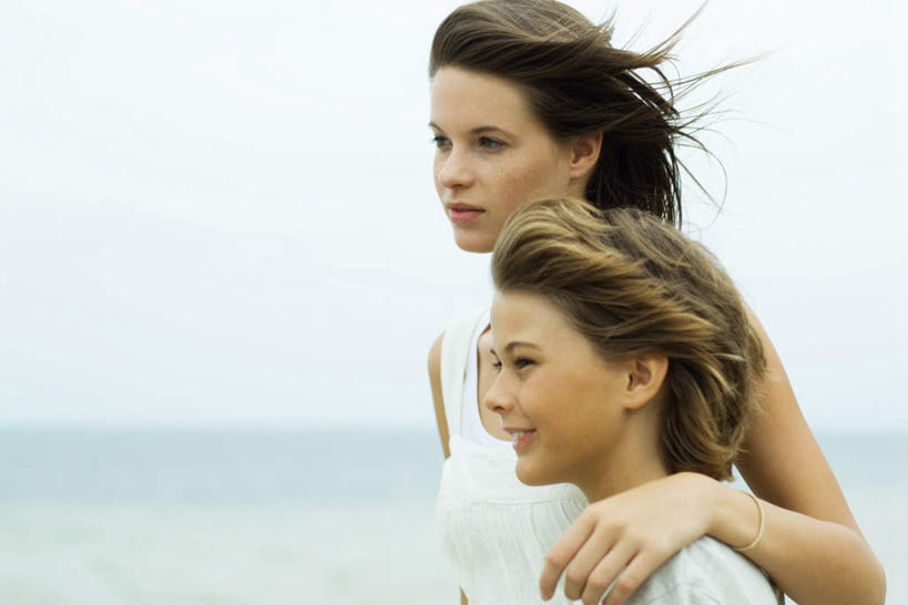 西方人,儿童,两个人,家庭,站,抱,笑,微笑,横图,室外,白天,侧面,海洋,沙滩,欧洲,欧洲人,朦胧,模糊,沙子,海岸,水平线,云,云朵,辽阔,海平线,沙地,云彩,注视,休闲装,小孩,白云,天空,海水,天,观察,看,站着,休闲,广阔,温暖,温馨,姐弟,一家人,休闲服,抱着,观看,一望无际,和睦,察看,搂着,关注,海景,无边无际,一马平川,男孩,男人,男性,女孩,女人,女性,白种人,大海,海,海水的波动,海滩,近岸浪,搂,搂抱,站立,半身,彩图,融洽,水天相接,水天一线,男生,女生