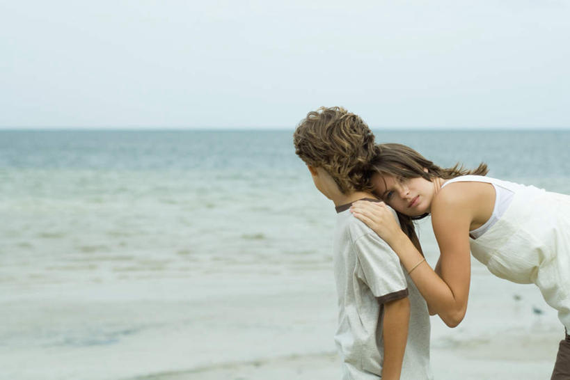 西方人,儿童,两个人,家庭,站,抱,横图,室外,白天,侧面,海洋,沙滩,欧洲,欧洲人,沙子,海岸,水平线,云,云朵,辽阔,海平线,沙地,云彩,休闲装,小孩,白云,天空,海水,天,站着,休闲,广阔,温暖,温馨,姐弟,一家人,休闲服,抱着,一望无际,和睦,搂着,海景,无边无际,一马平川,男孩,男人,男性,女孩,女人,女性,白种人,大海,海,海水的波动,海滩,近岸浪,怀抱,搂,搂抱,相抱,拥抱,站立,半身,彩图,融洽,水天相接,水天一线,男生,女生