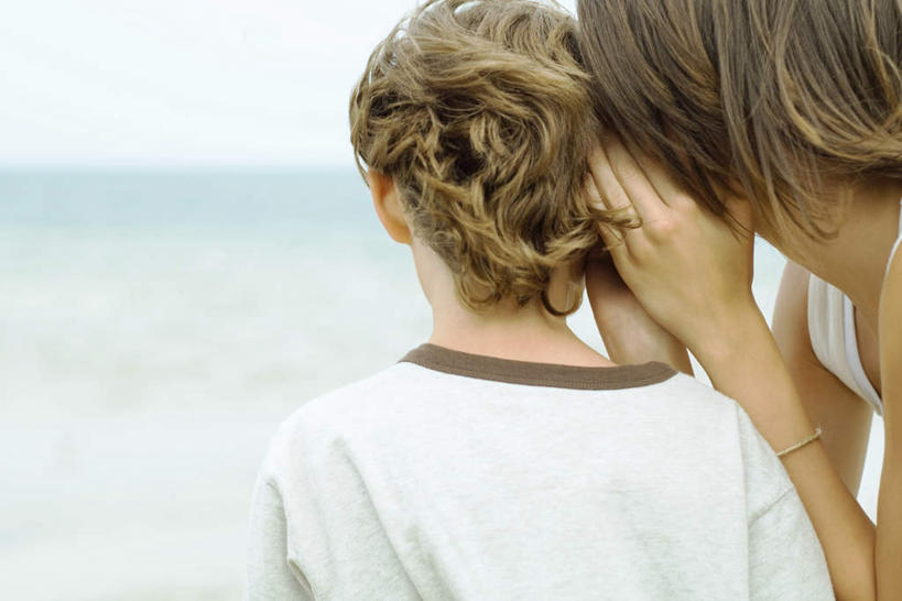 西方人,儿童,两个人,家庭,站,蹲,握手,横图,室外,特写,白天,海洋,欧洲,欧洲人,朦胧,模糊,水平线,云,云朵,辽阔,海平线,云彩,休闲装,小孩,背面,白云,天空,海水,天,站着,休闲,广阔,温暖,温馨,悄悄话,姐弟,一家人,休闲服,捂,遮,一望无际,和睦,遮挡,耳语,海景,遮盖,遮蔽,无边无际,一马平川,男孩,男人,男性,女孩,女人,女性,白种人,大海,海,海水的波动,近岸浪,蹲着,站立,半身,彩图,融洽,水天相接,水天一线,男生,女生