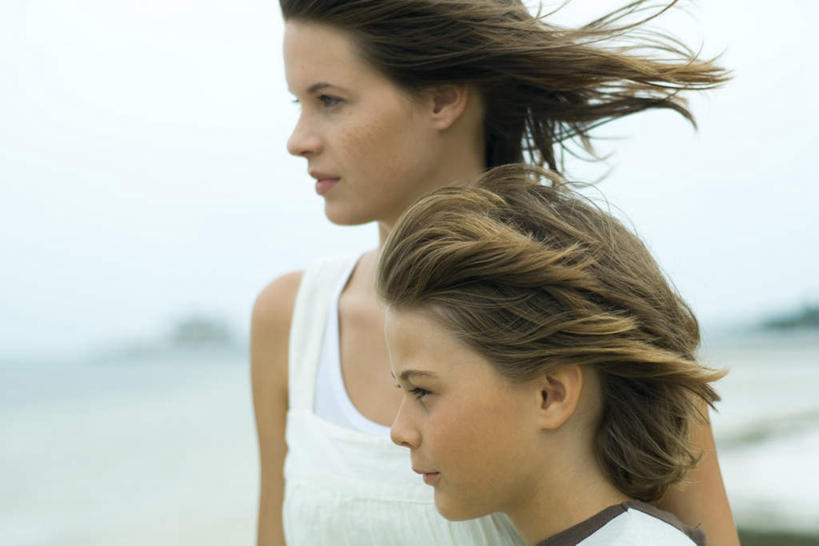 西方人,儿童,两个人,家庭,站,笑,微笑,横图,室外,特写,白天,侧面,纯洁,海洋,沙滩,欧洲,欧洲人,服装,朦胧,模糊,沙子,海岸,水平线,辽阔,海平线,沙地,注视,休闲装,小孩,衣服,海水,看,站着,休闲,广阔,温暖,温馨,姐弟,一家人,休闲服,可爱,童年,童趣,服饰,一望无际,和睦,海景,童真,烂漫,无邪,无边无际,一马平川,天真,男孩,男人,男性,女孩,女人,女性,白种人,大海,海,海水的波动,海滩,近岸浪,站立,半身,彩图,融洽,水天相接,水天一线,男生,女生