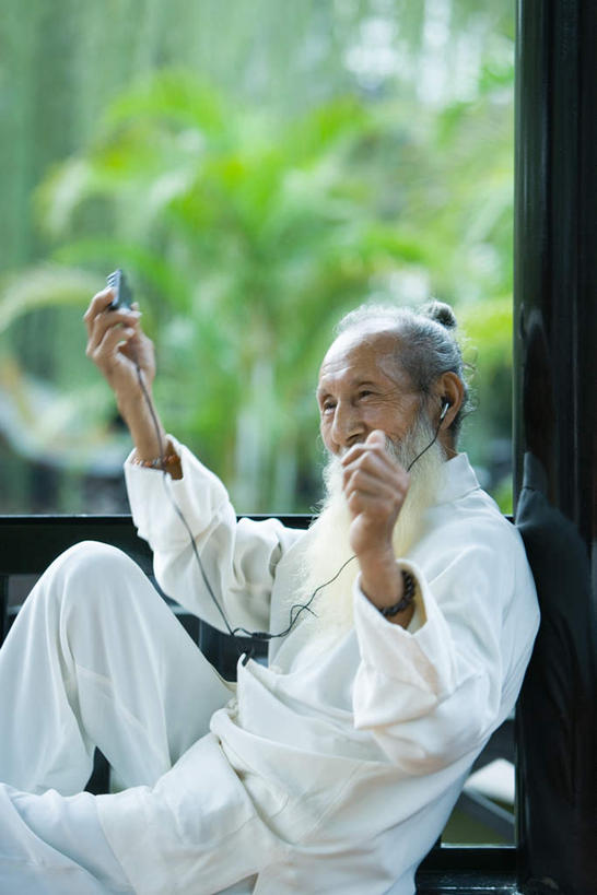 东方人,胡须,一个人,坐,竖图,室外,白天,侧面,陶醉,快乐,植物,亚洲,仅一个男性,仅一个人,朦胧,模糊,音乐,拿,音乐播放器,拿着,注视,黄种人,树,树木,绿色,自然,观察,看,仅一个老年男性,享受,生长,成长,观看,察看,关注,MP4播放器,老年男性,男人,男性,亚洲人,胡子,络腮胡,坐着,半身,彩图,播放器,沉醉