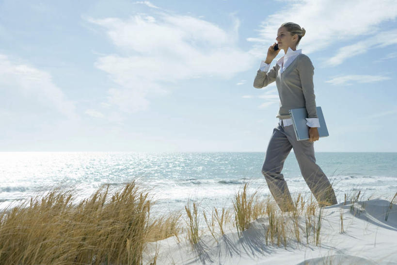西方人,一个人,商务人士,商务女性,站,打电话,横图,室外,白天,侧面,度假,海浪,海洋,沙滩,植物,电话,手机,欧洲,欧洲人,仅一个年轻女性,仅一个女性,仅一个人,阴影,套装,枯萎,光线,材料,档案,沙子,文件,影子,海岸,浪花,云,云朵,枯草,沙地,拿,云彩,拿着,娱乐,通讯设备,草,黄色,蓝色,白云,蓝天,天空,阳光,海水,资料,天,站着,享受,休闲,放松,文档,商务装,海景,工薪阶层,交流,年轻女性,女人,女性,白种人,白领,上班族,大海,风浪,海,海水的波动,海滩,近岸浪,涌浪,沟通,通话,站立,彩图,全身