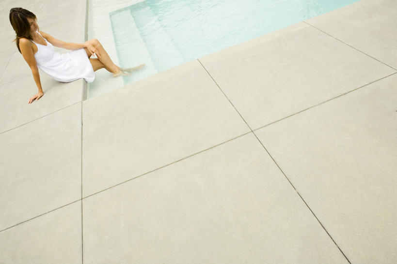 西方人,一个人,游泳池,坐,横图,俯视,室外,白天,裙子,度假,水,欧洲,欧洲人,仅一个年轻女性,仅一个女性,仅一个人,连衣裙,水池,水面,娱乐,泳池,蓝色,白色,享受,休闲,放松,吊带裙,游泳馆,年轻女性,女人,女性,白种人,坐着,彩图,高角度拍摄,全身