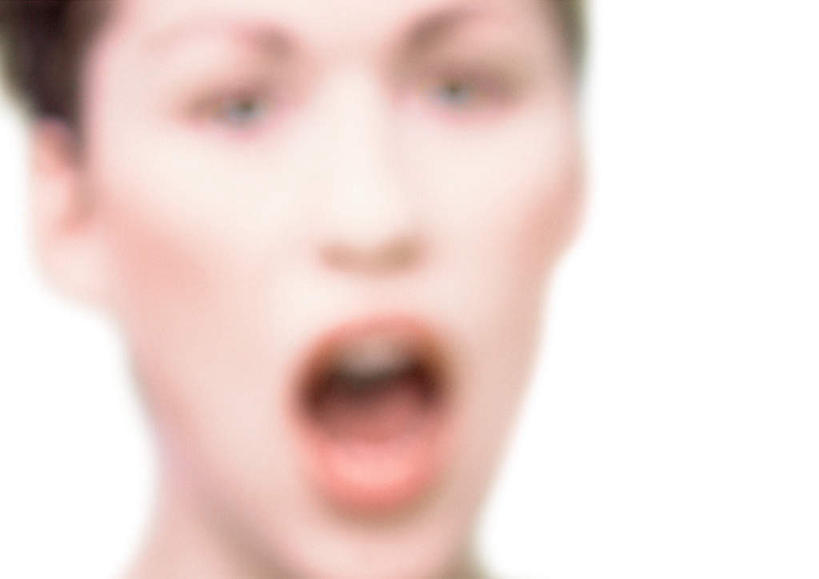 西方人,脸,头,脸颊,一个人,站,横图,室内,特写,白天,白色背景,正面,欧洲,欧洲人,仅一个年轻女性,仅一个女性,仅一个人,惊讶,朦胧,模糊,大喊,站着,张嘴,喊,摄影,影棚,惊奇,喊叫,张大嘴巴,年轻女性,女人,女性,白种人,头部,脸部,脸蛋,面部,张开嘴,站立,半身,彩图,影棚拍摄,拍摄