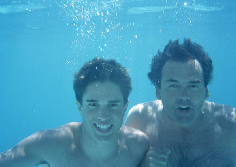 游泳,西方人,两个人,伙伴,朋友,游泳池,笑,微笑,露齿笑,横图,室外,白天,正面,锻炼,度假,友谊,运动,水,欧洲,欧洲人,水池,水面,娱乐,泳池,裸露,泡泡,享受,休闲,放松,游泳馆,裸,潜,体育,友情,男人,男性,年轻男性,白种人,半身,彩图,健身