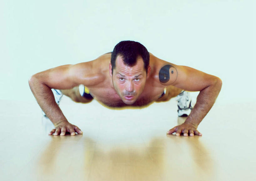 西方人,一个人,健身房,俯卧撑,横图,室内,白天,正面,锻炼,运动,地板,欧洲,欧洲人,仅一个男性,仅一个人,撑,地面,木地板,仅一个年轻男性,撑着,体育,男人,男性,年轻男性,白种人,彩图,全身,健身,健身馆