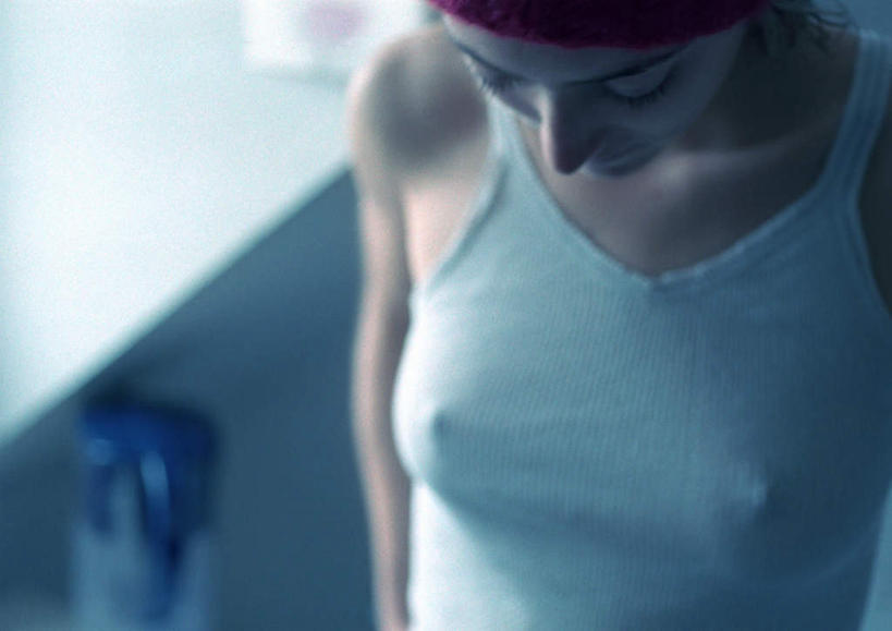 西方人,一个人,站,横图,俯视,室内,特写,白天,欧洲,欧洲人,仅一个年轻女性,仅一个女性,仅一个人,朦胧,模糊,注视,吊带衫,休闲装,低头,观察,看,站着,休闲,休闲服,观看,察看,关注,年轻女性,女人,女性,白种人,站立,半身,彩图,高角度拍摄