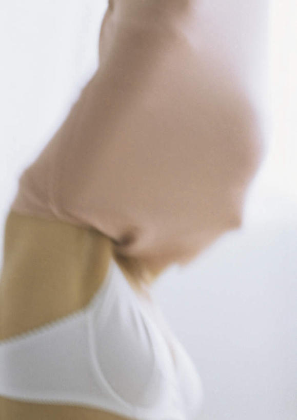 西方人,一个人,站,竖图,室内,特写,白天,侧面,欧洲,欧洲人,仅一个年轻女性,仅一个女性,仅一个人,服装,休闲装,衣服,脱,站着,休闲,休闲服,服饰,年轻女性,女人,女性,白种人,站立,半身,彩图