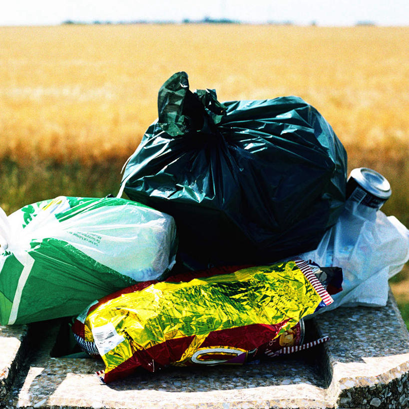 无人,农田,方图,俯视,室外,白天,购物,消费,庄稼,袋子,一堆,堆叠,堆积,环保,包装袋,手提袋,购物袋,垃圾,塑料袋,食物,塑料制品,零食,金融,能源,堆,垃圾袋,回收,资源,购买,贸易,利用,低碳,循环,持续,彩图,高角度拍摄,耕地,庄稼田