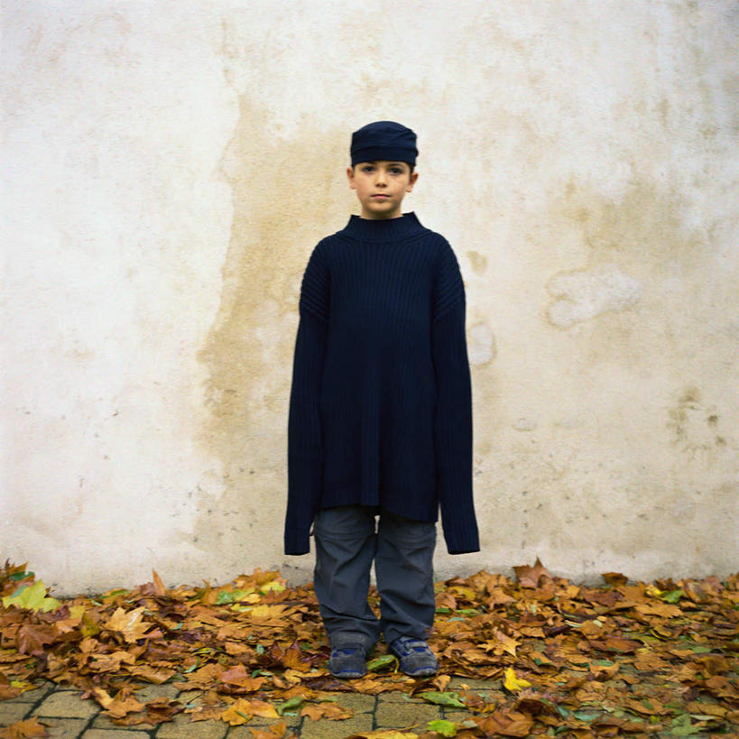 西方人,儿童,一个人,站,方图,室外,白天,正面,纯洁,秋季,帽子,叶子,欧洲,欧洲人,仅一个男性,仅一个人,枯叶,落叶,注视,休闲装,运动帽,小孩,观察,看,站着,仅一个小孩,休闲,休闲服,鸭舌帽,可爱,童年,童趣,观看,察看,关注,童真,烂漫,无邪,天真,男孩,男人,男性,白种人,孩子,叶,叶片,秋,秋天,站立,彩图,全身,男生