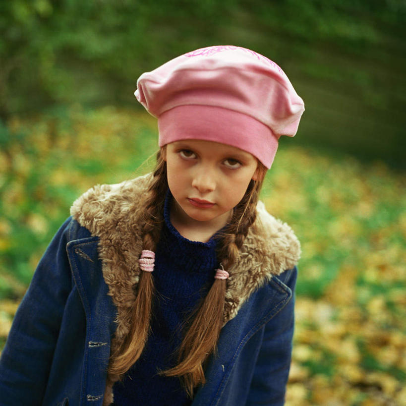 西方人,儿童,脸,头,脸颊,一个人,站,方图,俯视,室内,特写,白天,纯洁,秋季,帽子,叶子,欧洲,欧洲人,仅一个女性,仅一个人,服装,朦胧,模糊,落叶,注视,休闲装,肩膀,小孩,观察,看,站着,仅一个小孩,休闲,休闲服,可爱,童年,童趣,服饰,观看,察看,关注,贝雷帽,童真,烂漫,无邪,天真,女孩,女人,女性,白种人,孩子,头部,脸部,脸蛋,面部,叶,叶片,秋,秋天,站立,半身,彩图,高角度拍摄,女生