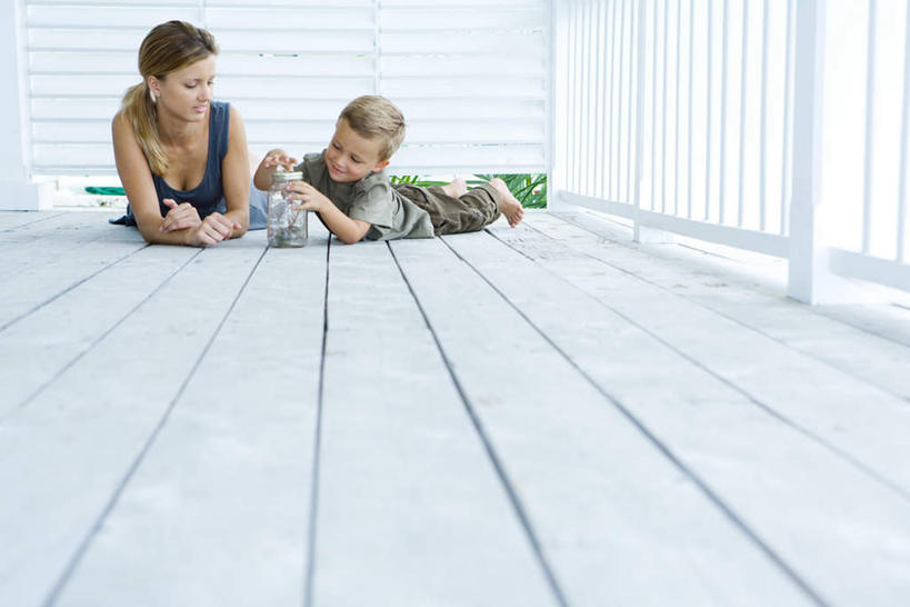 西方人,儿童,两个人,家庭,母亲,儿子,横图,室外,白天,正面,纯洁,窗户,落地窗,欧洲,欧洲人,服装,昆虫,注视,休闲装,玻璃窗,小孩,衣服,动物,观察,看,趴着,休闲,温暖,温馨,母子,一家人,休闲服,可爱,母爱,童年,童趣,服饰,观看,和睦,察看,关注,益虫,童真,烂漫,无邪,天真,男孩,男人,男性,中年男性,白种人,孩子,趴,彩图,全身,融洽,男生