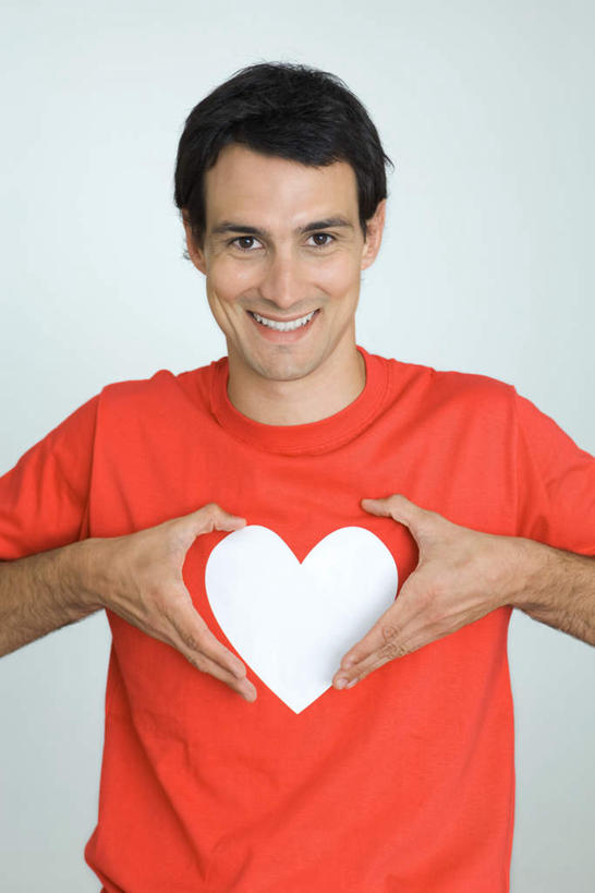 西方人,一个人,站,竖图,室内,白天,白色背景,正面,T恤衫,爱情,快乐,欧洲,欧洲人,仅一个男性,仅一个人,爱心,标志,字符,浪漫,T恤,注视,休闲装,标识,仅一个年轻男性,红色,观察,看,站着,休闲,温暖,温馨,心形,休闲服,恩爱,摄影,影棚,观看,和睦,察看,关注,男人,男性,年轻男性,白种人,心型,站立,半身,彩图,影棚拍摄,高兴,愉快,拍摄,融洽