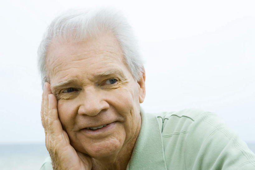 西方人,脸,头,脸颊,一个人,笑,微笑,露齿笑,横图,室外,特写,白天,正面,海浪,海洋,欧洲,欧洲人,仅一个男性,仅一个人,撑,朦胧,模糊,浪花,水平线,海平线,托腮,蓝色,蓝天,天空,海水,天,托,仅一个老年男性,晴朗,托下巴,海景,万里无云,老年男性,男人,男性,白种人,头部,脸部,脸蛋,面部,大海,风浪,海,海水的波动,近岸浪,涌浪,晴空,晴空万里,半身,彩图,和蔼