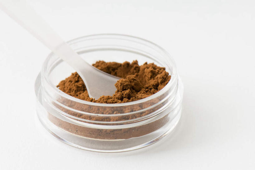 无人,横图,俯视,室内,特写,白天,白色背景,餐桌,桌子,静物,玻璃,朦胧,模糊,粉末,褐色,玻璃制品,容器,碗,粉,摄影,影棚,餐台,储藏,可可粉,储存,粉状,粉剂,彩图,高角度拍摄,影棚拍摄,拍摄,贮存