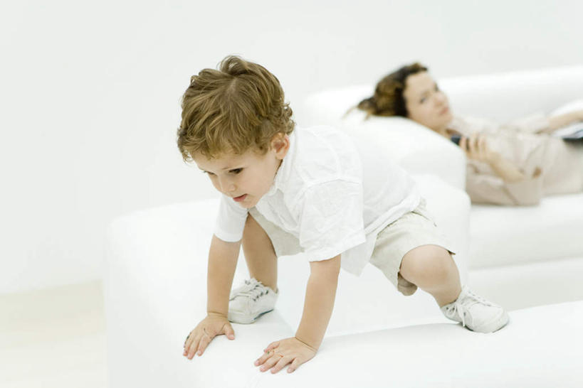 西方人,儿童,两个人,家庭,母亲,儿子,坐,横图,室内,白天,正面,纯洁,沙发,欧洲,欧洲人,服装,朦胧,模糊,注视,休闲装,小孩,衣服,观察,看,趴着,休闲,温暖,温馨,母子,一家人,休闲服,可爱,母爱,童年,童趣,服饰,观看,和睦,察看,关注,童真,烂漫,无邪,天真,男孩,年轻女性,女人,女性,白种人,孩子,年轻人,趴,坐着,彩图,全身,融洽,男生,皮沙发