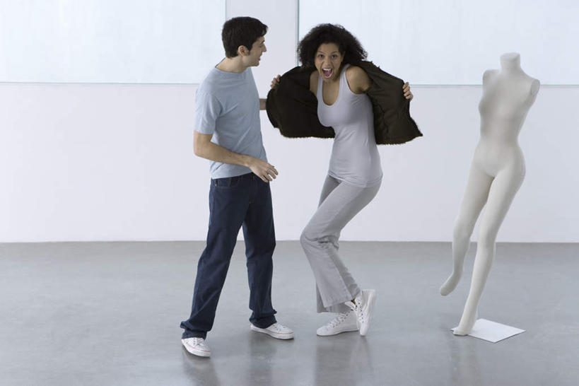 西方人,夫妻,站,横图,室内,白天,正面,爱情,地板,欧洲,欧洲人,服装,人造模特,墙,纸张,地面,浪漫,注视,休闲装,木地板,墙壁,墙面,衣服,观察,看,脱,站着,休闲,休闲服,恩爱,恋人,服饰,道具,观看,察看,关注,服装模特,模特道具,时装道具,展示道具,服装模特道具,陈列道具,白种人,情侣,站立,彩图,全身,伴侣