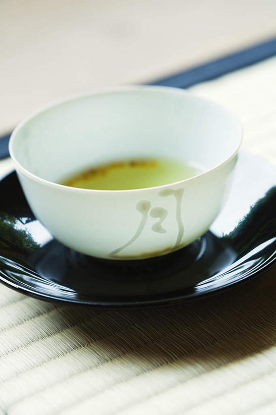 无人,竖图,俯视,室内,特写,白天,桌面,桌子,静物,餐具,阴影,碟子,盘,席子,影子,陶瓷,竹席,绿茶,茶道,文化,一个,盘子,碟,单个,茶艺,环境,东亚文化,礼法,修行,茶杯,彩图,高角度拍摄,茶文化