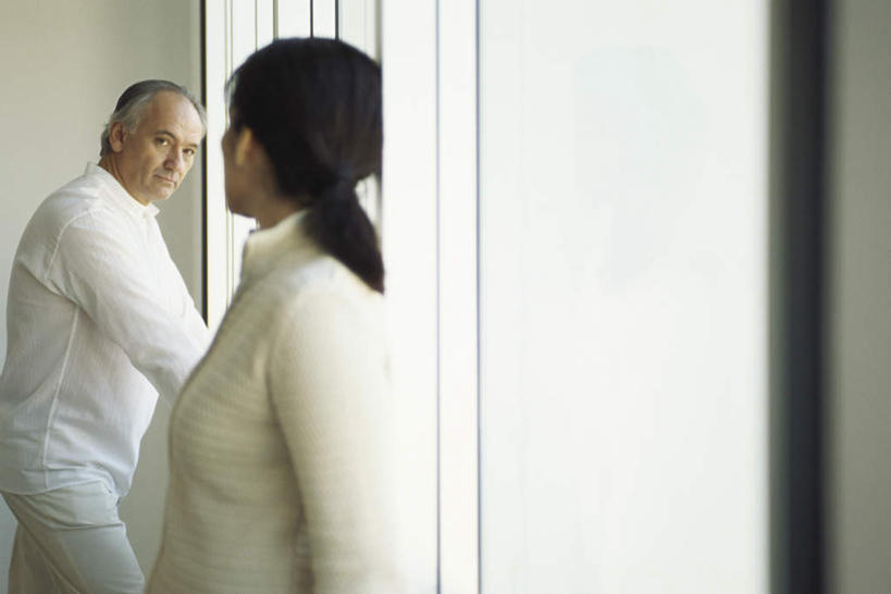 西方人,头发,两个人,家庭,夫妻,站,摸,横图,室内,白天,侧面,爱情,窗户,落地窗,欧洲,欧洲人,撑,墙,浪漫,依靠,休闲装,玻璃窗,相视,墙壁,墙面,白色,黑色,站着,转头,休闲,温暖,温馨,一家人,面对面,休闲服,恩爱,恋人,对视,和睦,撑着,相对,相看,男人,男性,女人,女性,中年男性,中年女性,白种人,情侣,触摸,接触,站立,半身,彩图,伴侣,融洽