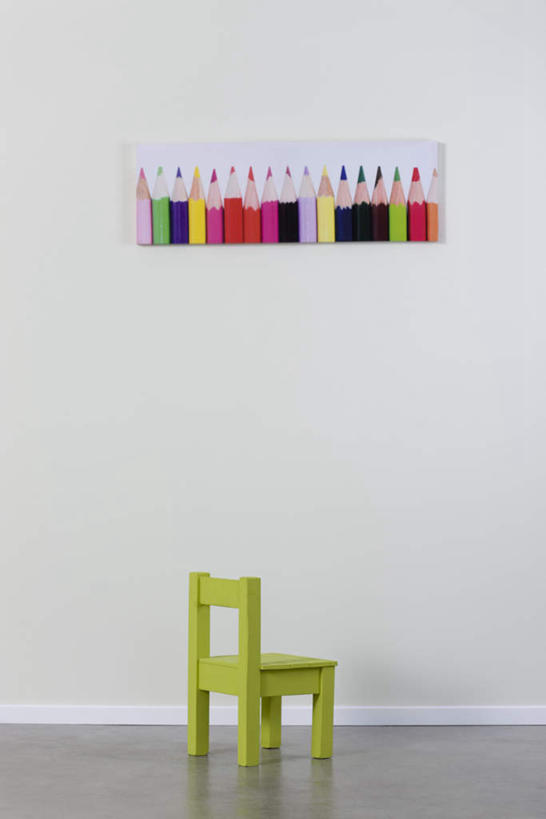 无人,竖图,彩色,室内,特写,白天,白色背景,正面,椅子,一排,一张,整齐,瓷砖,地砖,木椅,墙,地面,海报,墙壁,墙面,排列,绿色,铅笔,摄影,影棚,队列,彩图,影棚拍摄,拍摄