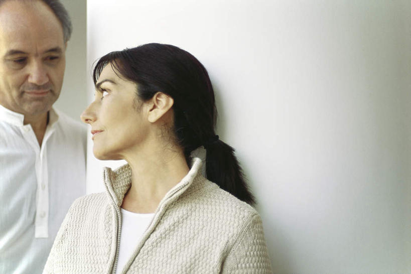 西方人,头发,两个人,家庭,夫妻,站,笑,微笑,横图,室内,特写,白天,白色背景,正面,爱情,欧洲,欧洲人,墙,浪漫,依靠,注视,休闲装,相视,墙壁,墙面,白色,黑色,低头,观察,看,站着,转头,休闲,温暖,温馨,一家人,面对面,休闲服,恩爱,恋人,摄影,影棚,观看,对视,和睦,察看,关注,相对,相看,男人,男性,女人,女性,中年男性,中年女性,白种人,情侣,站立,半身,彩图,影棚拍摄,拍摄,伴侣,融洽