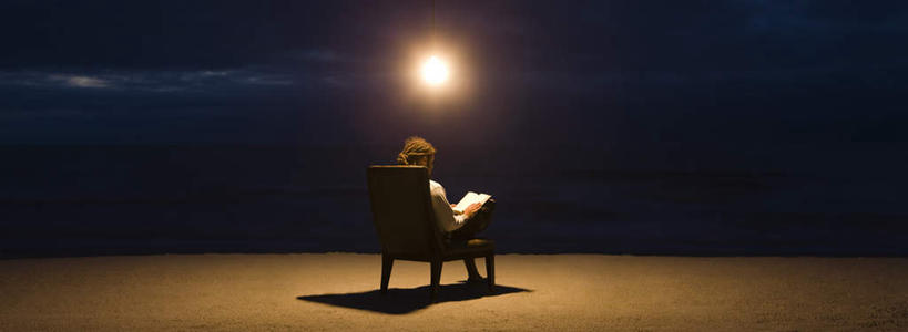 西方人,一个人,坐,横图,室内,白天,侧面,看书,阅读,书籍,椅子,欧洲,欧洲人,仅一个年轻女性,仅一个女性,仅一个人,学习,阴影,光线,影子,云,云朵,拿,云彩,拿着,注视,蓝色,白云,蓝天,天空,阳光,书本,天,观察,看,读书,浏览,观看,察看,关注,年轻女性,女人,女性,白种人,书,图书,坐着,彩图,全身