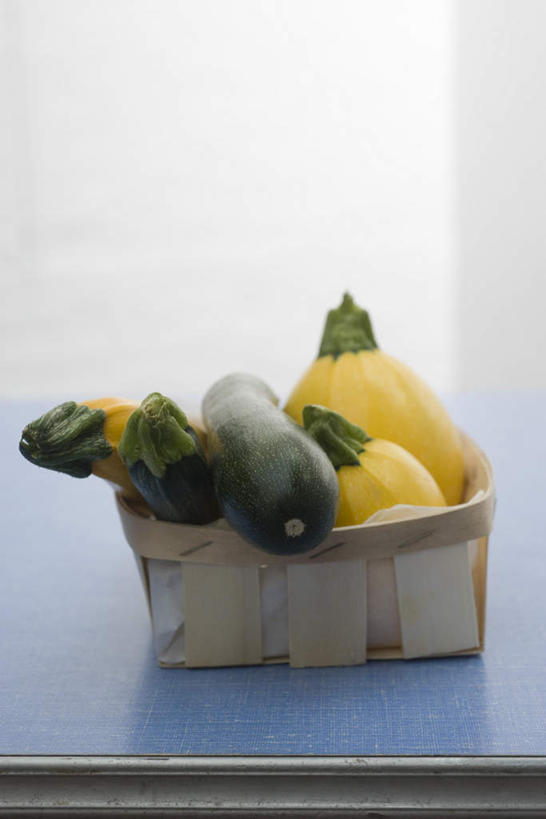 无人,竖图,室内,白天,白色背景,正面,餐桌,桌子,南瓜,蔬菜,新鲜,纸盒,金瓜,食品,西葫芦,番瓜,盒子,食物,一盒,摄影,有机食品,绿色食品,影棚,餐台,麦瓜,倭瓜,彩图,影棚拍摄,拍摄