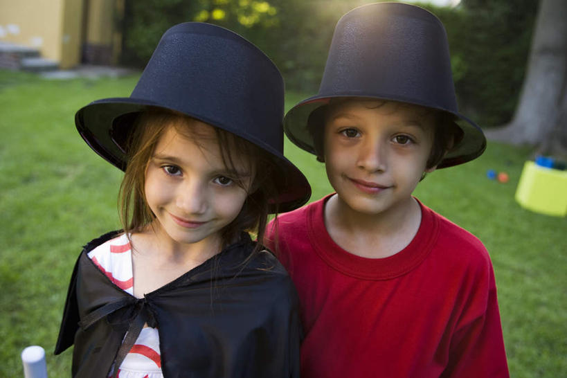 西方人,儿童,两个人,伙伴,朋友,站,笑,微笑,横图,室外,白天,正面,友谊,纯洁,草地,草坪,植物,帽子,欧洲,欧洲人,两顶,注视,礼帽,草,小孩,绿色,观察,看,站着,披风,可爱,童年,童趣,观看,察看,关注,斗篷,童真,烂漫,无邪,天真,友情,男孩,男人,男性,女孩,女人,女性,白种人,站立,半身,彩图,男生,女生