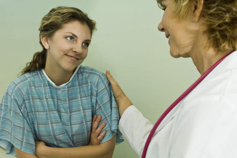 西方人,两个人,医生,医院,说,双手交叉,横图,室内,白天,正面,讨论,欧洲,欧洲人,服装,休闲装,相视,一个,衣服,听诊器,医护人员,医疗人员,休闲,面对面,休闲服,搭,服饰,单个,对视,医疗设备,双手抱胸,搭着,相对,医疗机构,相看,交流,年轻女性,女人,女性,中年女性,白种人,大夫,沟通,讲话,交谈,商讨,说话,谈话,半身,彩图,病院,诊所