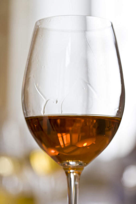 红酒,葡萄酒,无人,竖图,室内,特写,白天,正面,静物,杯子,朦胧,模糊,高脚杯,液体,红酒杯,酒类,玻璃制品,酒,饮料,一个,酒杯,享受,红葡萄酒,单个,高尚,玻璃杯,彩图