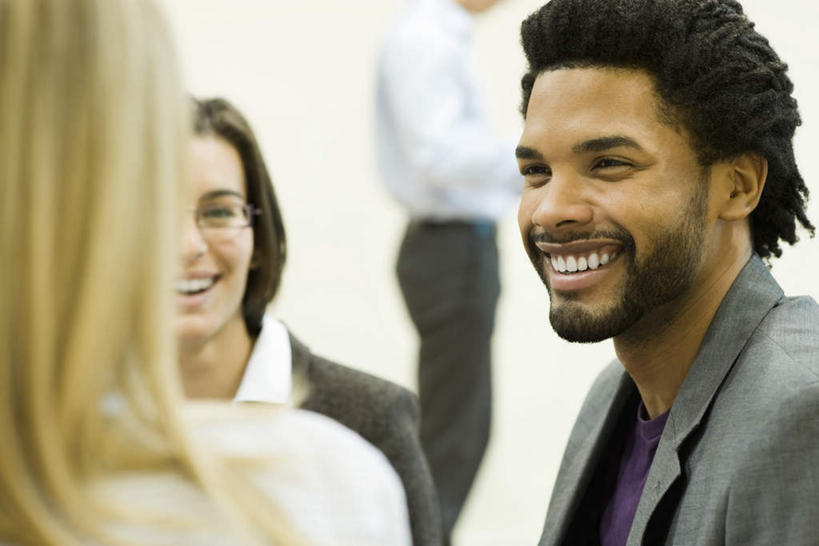 西方人,四个人,商务人士,商务男性,商务女性,坐,笑,微笑,露齿笑,横图,室内,白天,侧面,衬衫,欧洲,欧洲人,套装,开会,会议,材料,档案,文件,眼镜,墙,注视,墙壁,墙面,资料,看,观看,关注,文档,商务装,近视眼镜,工薪阶层,男人,男性,年轻男性,年轻女性,女人,女性,白种人,白领,上班族,坐着,半身,彩图,衬衣