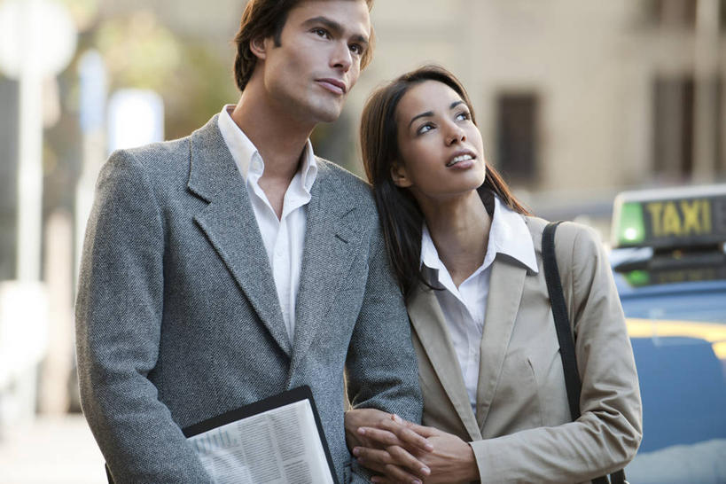 西方人,中年人,两个人,家庭,夫妻,站,横图,室外,白天,正面,爱情,道路,出租车,汽车,地图,欧洲,欧洲人,勾,挽,握,阴影,服装,朦胧,模糊,光线,信息,英文,标志,文字,影子,字符,字母,交通,浪漫,拿,拿着,扭头,注视,休闲装,方向,标识,车,衣服,阳光,交通工具,轿车,观察,看,站着,转头,休闲,温暖,温馨,一家人,休闲服,恩爱,勾着,握着,恋人,服饰,观看,引导,指引,英文字母,和睦,察看,关注,载具,的士,计程车,挽着,男人,男性,女人,女性,中年男性,中年女性,白种人,夫妇,情侣,站立,半身,彩图,伴侣,融洽,导航