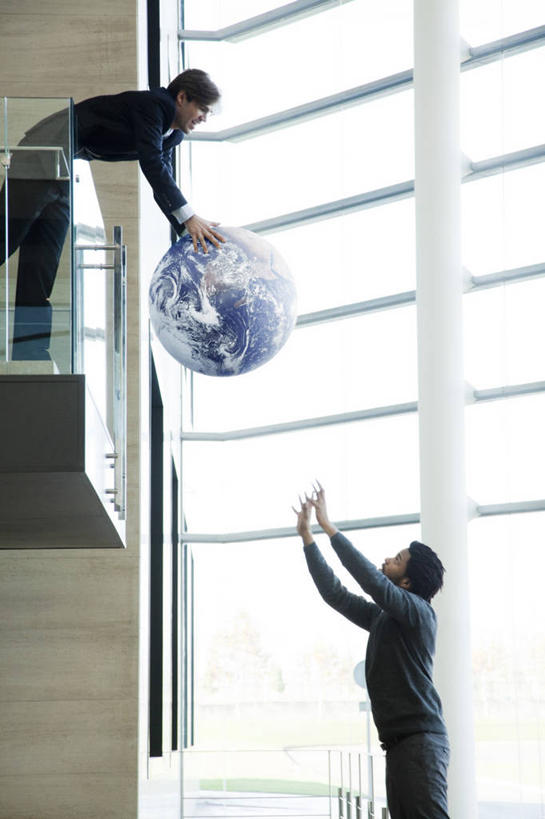 西方人,两个人,同事,商务人士,商务男性,高楼大厦,栏杆,露台,站,举,竖图,室内,白天,仰视,衬衫,成功,办公楼,合作,团队,集体,信心,仪器,海洋,窗户,阳台,大厦,建筑,摩天大楼,写字楼,地图,欧洲,欧洲人,弯腰,套装,网格,地球仪,线条,世界地图,墙,地球,陆地,围栏,全球,注视,队伍,护栏,玻璃窗,墙壁,墙面,球,一个,蓝色,经纬线,模型,楼宇,低头,观察,看,托,站着,球体,商务楼,地理,国家,单个,观看,大陆,察看,世界,领导,成就,关注,商务装,纬线,合伙,领袖,版图,经线,工薪阶层,经纬仪,地理学,弯身,垂头,男人,男性,年轻男性,中年男性,白种人,白领,上班族,举起,举手,举着,抬头,向上举,向上伸,向上托,仰头,站立,半身,彩图,低角度拍摄,衬衣,大楼,高层建筑,高楼,露天阳台,摩天楼,大洋,大洲