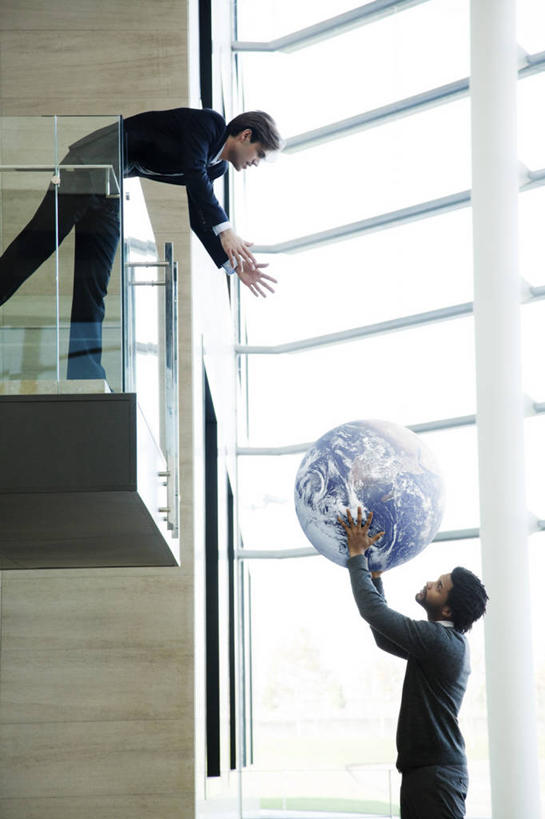 西方人,两个人,同事,商务人士,商务男性,高楼大厦,栏杆,露台,站,举,竖图,室内,白天,仰视,衬衫,成功,办公楼,合作,团队,集体,信心,仪器,海洋,窗户,阳台,大厦,建筑,摩天大楼,写字楼,地图,欧洲,欧洲人,弯腰,套装,网格,地球仪,线条,世界地图,墙,地球,陆地,围栏,全球,注视,队伍,护栏,玻璃窗,墙壁,墙面,球,一个,蓝色,经纬线,模型,楼宇,低头,观察,看,托,站着,球体,商务楼,地理,国家,单个,观看,大陆,察看,世界,领导,成就,关注,商务装,纬线,合伙,领袖,版图,经线,工薪阶层,经纬仪,地理学,弯身,垂头,男人,男性,年轻男性,中年男性,白种人,白领,上班族,举起,举手,举着,抬头,向上举,向上伸,向上托,仰头,站立,半身,彩图,低角度拍摄,衬衣,大楼,高层建筑,高楼,露天阳台,摩天楼,大洋,大洲