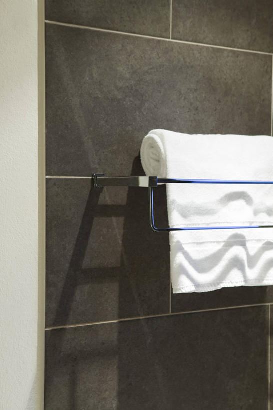 无人,竖图,室内,特写,白天,正面,静物,一条,吊挂,悬挂,阴影,反射,纺织物,影子,支架,墙,挂,架子,墙壁,墙面,白色,毛巾,清洁,保暖,透气,防水,储水,耐磨,吸水,彩图