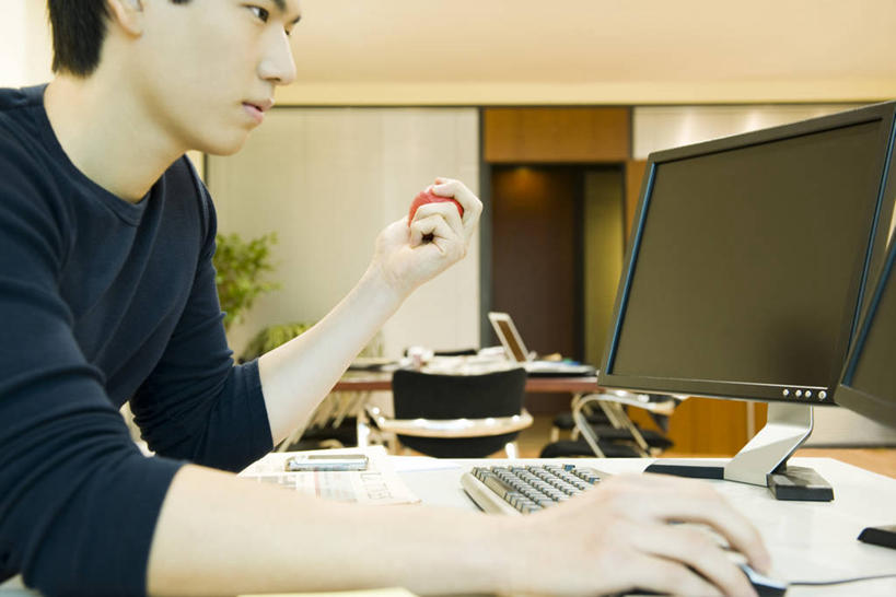 东方人,一个人,商务人士,技术人员,商务男性,办公室,坐,捏,横图,室内,白天,侧面,游戏,植物,家具,桌子,玩具,亚洲,仅一个男性,仅一个人,敲打,握,阴影,套装,反射,盆栽,影子,办公桌,墙,盆景,捏着,玩,注视,黄种人,娱乐,输入,墙壁,墙面,仅一个年轻男性,一个,绿色,自然,打字,观察,看,休闲,益智,握着,生长,单个,成长,观看,活动,点击,敲击,察看,发泄,关注,消遣,智力,商务装,工薪阶层,办公家具,压力球,宣泄,按键,男人,男性,年轻男性,亚洲人,白领,上班族,技术员,玩耍,嬉戏,坐着,半身,彩图,发泄球,弹力球