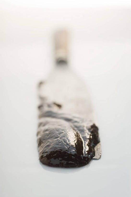 无人,竖图,俯视,室内,特写,白天,白色背景,静物,金属制品,一把,阴影,朦胧,模糊,反射,金属,影子,刀具,刀,摄影,影棚,刮刀,彩图,高角度拍摄,影棚拍摄,拍摄