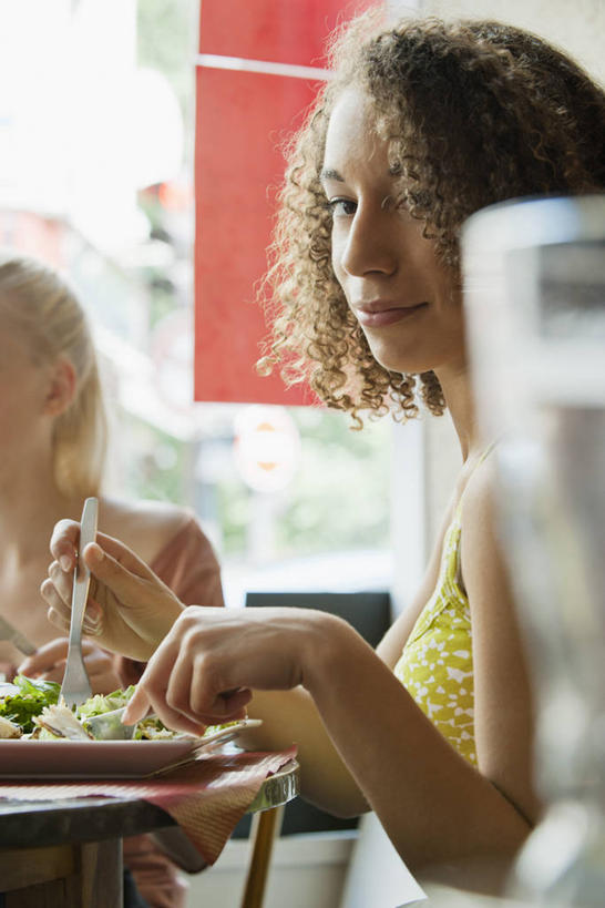 西方人,一个人,餐厅,坐,竖图,室内,白天,侧面,餐桌,窗户,桌子,蔬菜,餐具,欧洲,欧洲人,仅一个年轻女性,仅一个女性,仅一个人,握,服装,朦胧,模糊,新鲜,叉子,刀叉,刀子,碟子,盘,生菜,莴苣,生食,蔬菜沙拉,沙拉,食品,拿,拿着,扭头,注视,休闲装,色拉,沙律,玻璃窗,食物,衣服,盘子,碟,观察,看,转头,休闲,休闲服,握着,服饰,有机食品,绿色食品,餐台,观看,色拉酱,察看,关注,餐刀,千岛酱,餐叉,春菜,鹅仔菜,莴仔菜,千金菜,叶用莴苣,年轻女性,女人,女性,白种人,进餐用具,坐着,半身,彩图,餐馆,饭店,饭馆