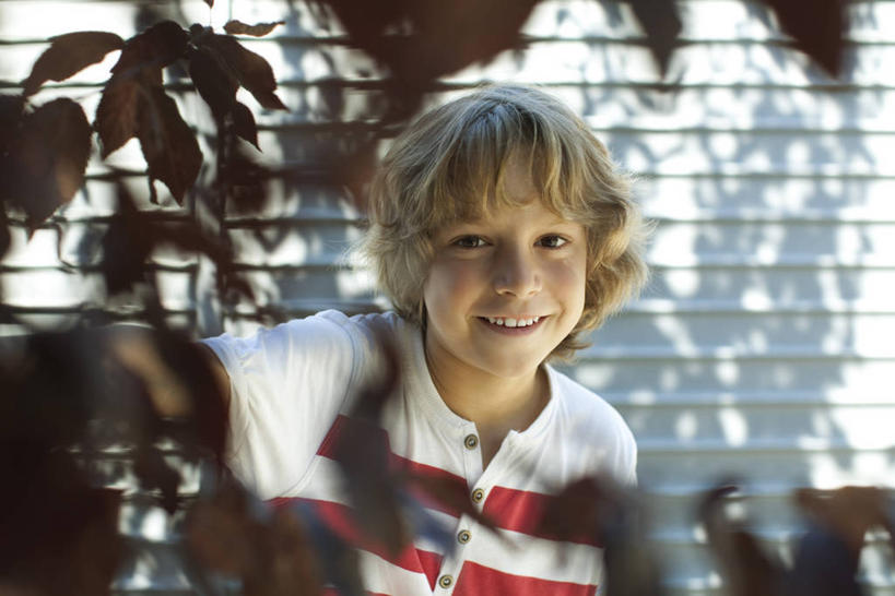 西方人,儿童,一个人,站,笑,微笑,露齿笑,横图,室外,白天,正面,纯洁,秋季,叶子,欧洲,欧洲人,仅一个男性,仅一个人,阴影,服装,朦胧,模糊,光线,影子,墙,枯叶,落叶,注视,休闲装,墙壁,墙面,小孩,衣服,阳光,观察,看,站着,仅一个小孩,休闲,休闲服,可爱,童年,童趣,服饰,观看,察看,关注,童真,烂漫,无邪,天真,男孩,男人,男性,白种人,孩子,叶,叶片,秋,秋天,站立,半身,彩图,男生