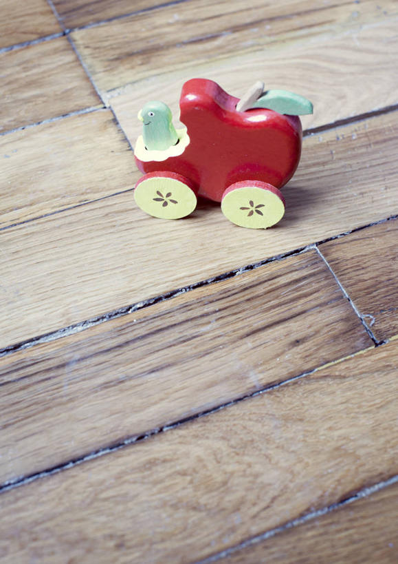 无人,竖图,俯视,室内,特写,白天,游戏,地板,静物,玩具,阴影,反射,影子,地面,玩,娱乐,木地板,车,一个,红色,交通工具,休闲,益智,单个,活动,发泄,消遣,智力,载具,宣泄,玩具车,玩耍,嬉戏,彩图,高角度拍摄