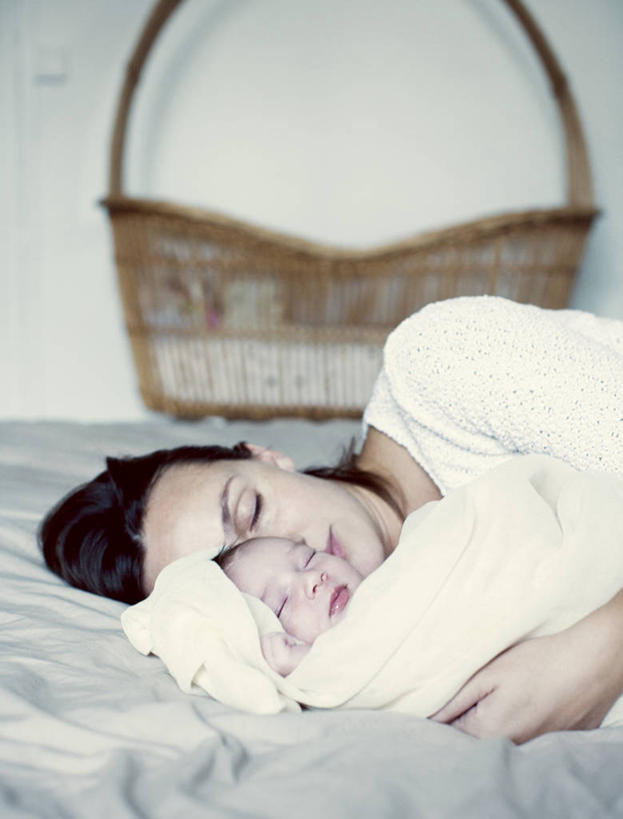 西方人,婴儿,儿童,中年人,两个人,家庭,母亲,躺,闭眼,抱,睡,竖图,室内,白天,正面,纯洁,床,卧室,纺织品,欧洲,欧洲人,阴影,服装,朦胧,模糊,装饰,反射,包裹,篮子,毛毯,毯子,影子,墙,床单,休闲装,被子,墙壁,墙面,纺织,小孩,衣服,白色,垫子,休闲,温暖,温馨,一家人,休闲服,可爱,母爱,童年,童趣,服饰,单人床,活泼,抱着,华丽,修饰,点缀,和睦,便利,被单,搂着,存放,载具,宝宝,童真,纯真,烂漫,无邪,快捷,衬托,美观,雅致,雅观,方便,母婴,寄存,寄放,暂存,卧着,伶俐,天真,女人,女性,中年女性,白种人,孩子,闭眼睛,闭着眼,闭着眼睛,困,困觉,搂,搂抱,寝息,睡觉,躺着,卧,半身,彩图,睡房,卧房,草编婴儿篮,婴儿篮,融洽